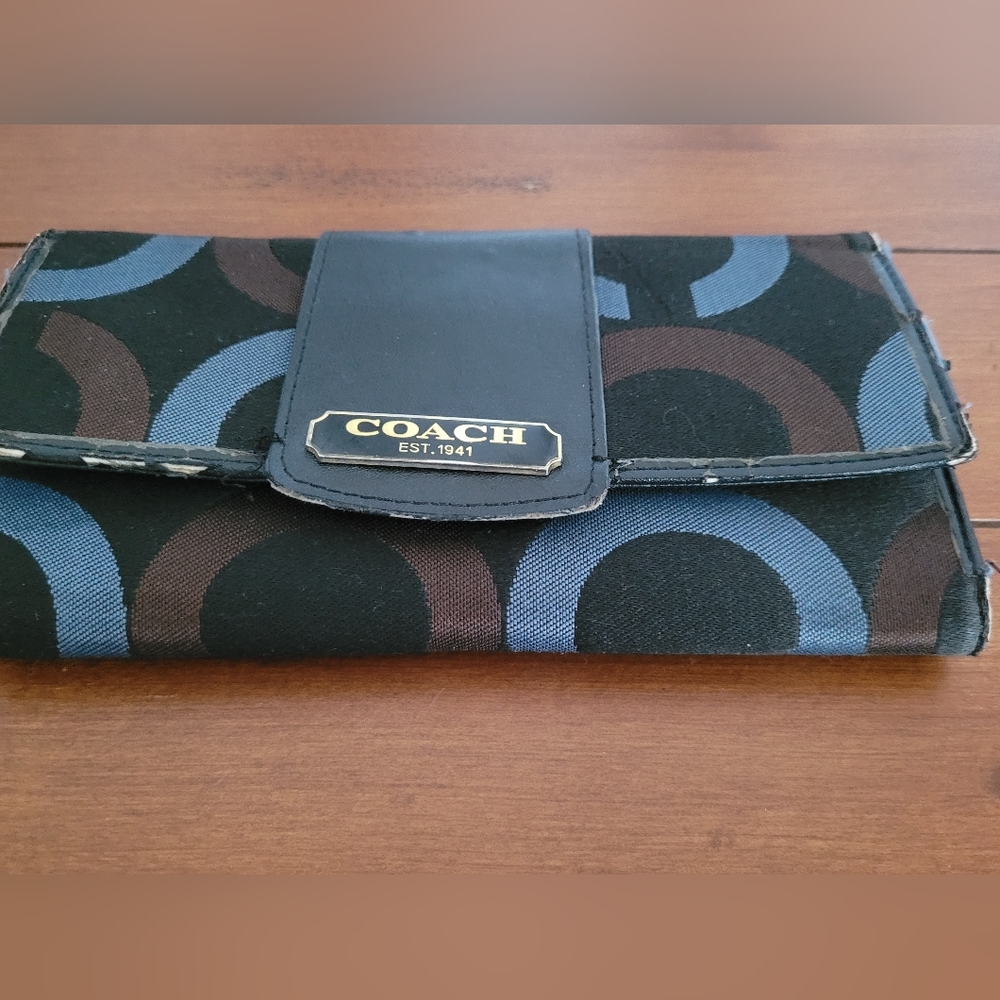 Geniune Coach Tri-fold Wallet - Picture 2 of 6